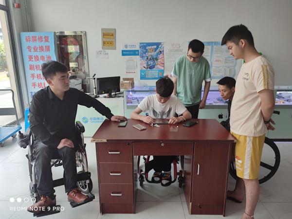 电子电器应用与维修专业的同学开展了手机维